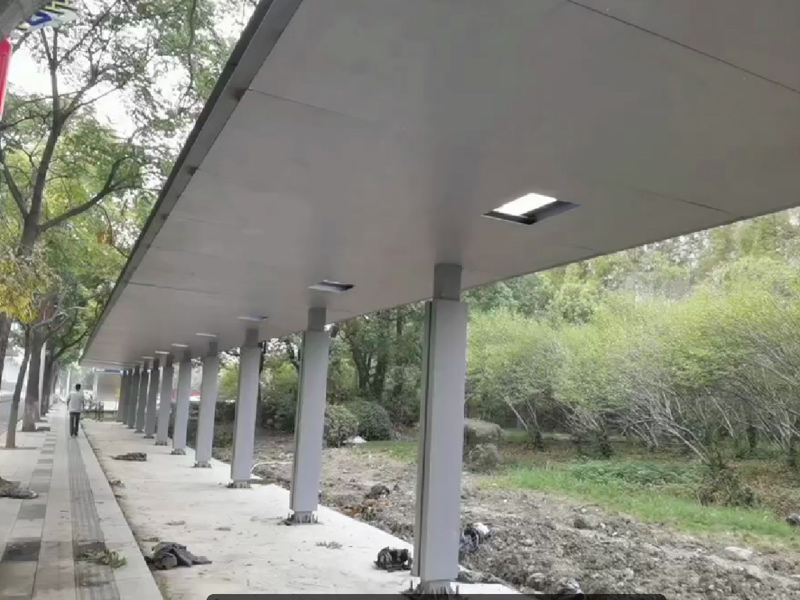風(fēng)雨連廊安裝現(xiàn)場